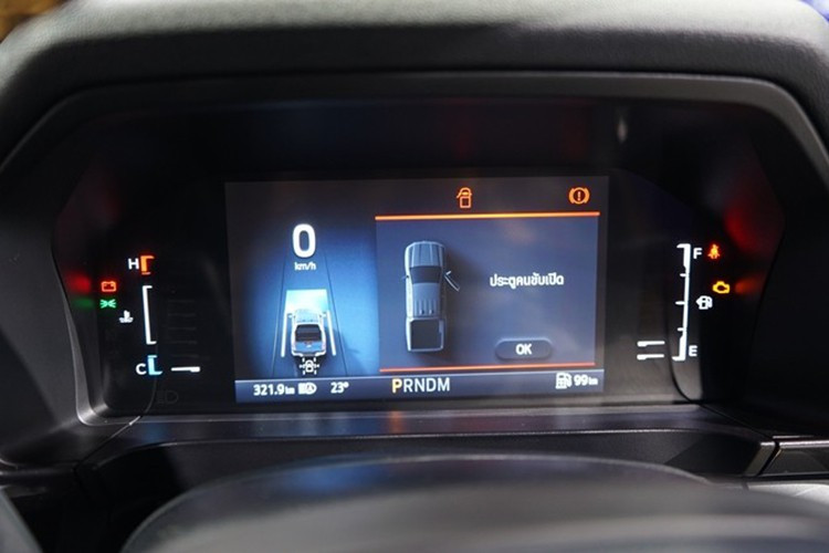 Ở bản Sport, Ford Ranger 2022 có đèn pha LED, đèn sương mù trước dạng LED, đèn hậu LED, cần gạt nước tự động, gương chiếu hậu gập điện, bệ bước chân bên sườn và hai bên thùng sau cũng như bộ vành hợp kim 18 inch. Tiếp đến là hệ thống thông tin giải trí SYNC 4A với màn hình cảm ứng 10,1 inch, hỗ trợ Apple CarPlay/Android Auto không dây, kết nối Bluetooth, tính năng ra lệnh bằng giọng nói, 2 cổng USB và hệ thống âm thanh 6 loa.