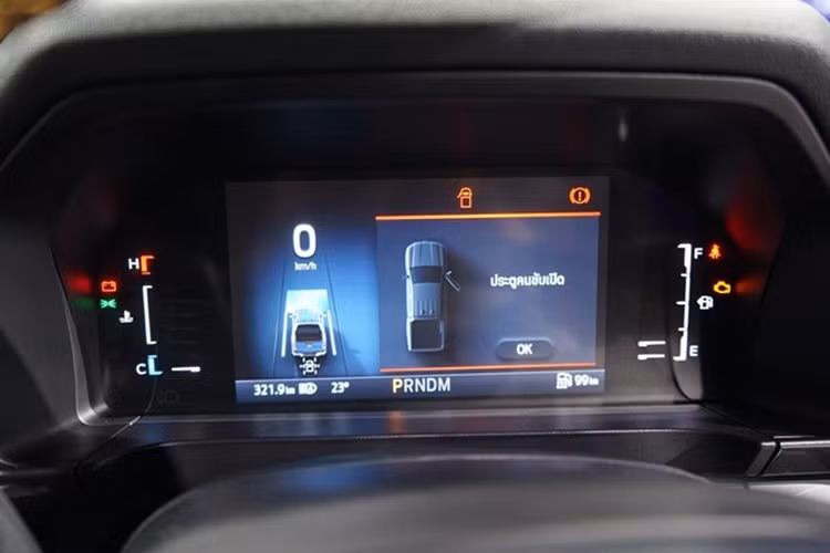 Ở bản Sport, Ford Ranger 2022 có đèn pha LED, đèn sương mù trước dạng LED, đèn hậu LED, cần gạt nước tự động, gương chiếu hậu gập điện, bệ bước chân bên sườn và hai bên thùng sau cũng như bộ vành hợp kim 18 inch. Tiếp đến là hệ thống thông tin giải trí SYNC 4A với màn hình cảm ứng 10,1 inch, hỗ trợ Apple CarPlay/Android Auto không dây, kết nối Bluetooth, tính năng ra lệnh bằng giọng nói, 2 cổng USB và hệ thống âm thanh 6 loa.