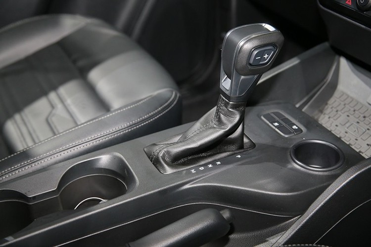 Bên trong bản Wildtrak, Ford Ranger 2022 có thêm 2 ghế trước chỉnh điện 8 hướng, 1 ổ điện 12V, 1 ổ điện 230V, hệ thống điều hòa tự động 2 vùng độc lập, hệ thống đèn viền nội thất, màn hình thông tin giải trí dạng cảm ứng 12 inch và 4 cổng USB.