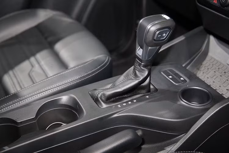 Bên trong bản Wildtrak, Ford Ranger 2022 có thêm 2 ghế trước chỉnh điện 8 hướng, 1 ổ điện 12V, 1 ổ điện 230V, hệ thống điều hòa tự động 2 vùng độc lập, hệ thống đèn viền nội thất, màn hình thông tin giải trí dạng cảm ứng 12 inch và 4 cổng USB.