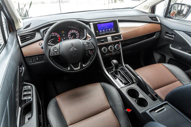 Một số tính năng an toàn đáng chú ý trên Xpander Cross gồm hỗ trợ phanh (ABS, EBD, BA), cân bằng điện tử, hỗ trợ khởi hành ngang dốc, ga tự động, chống trộm, camera lùi và 2 túi khí.