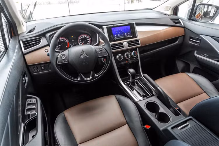 Một số tính năng an toàn đáng chú ý trên Xpander Cross gồm hỗ trợ phanh (ABS, EBD, BA), cân bằng điện tử, hỗ trợ khởi hành ngang dốc, ga tự động, chống trộm, camera lùi và 2 túi khí.