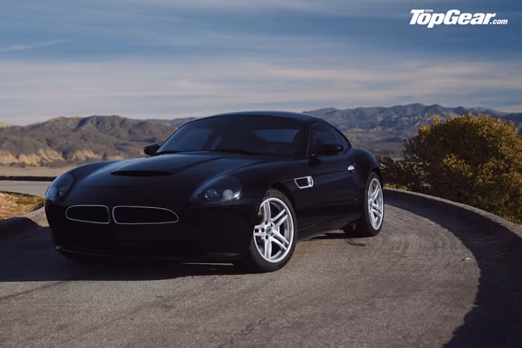  BMW Z4 thể thao là một ứng cử viên tốt cho gần như mọi kiểu độ xe thể thao trên đời. Với trục cơ sở ngắn, phần mũi dài, và đuôi dốc ngắn, Z4 có tỉ lệ kích thước chuẩn không cần chỉnh, và phiên bản độ từ Smit Vehicle Engineering trong video dưới đây có lẽ là thú vị hơn cả khi họ biến đổi diện mạo của Z4 thành Z8 cổ