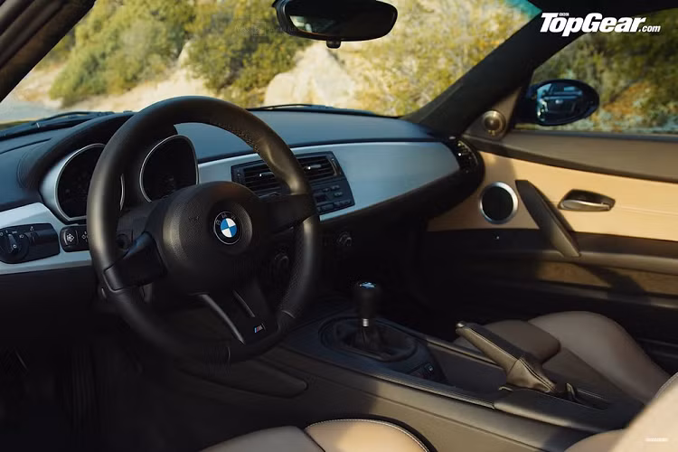 Bên cạnh đó, chiếc BMW Z4 độ Smith Oletha này còn trang bị hộp số sàn 6 cấp, trong khi những thành phần như bộ hạn chế trượt vi sai cơ học, bơm trợ lực từ M5 E60, và hệ thống treo KW đều đóng góp vào trải nghiệm lái chung.