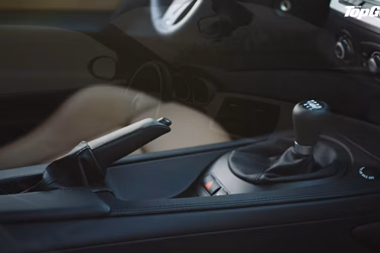 Video từ “Top Gear” có mang tới cho khán giả một cái nhìn thoáng qua về cabin, và có vẻ như Smit Vehicle vẫn giữ nguyên các trang bị tiêu chuẩn từ BMW Z4 E85 ban đầu.