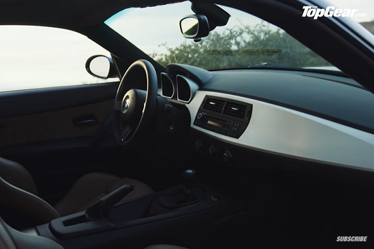 Dù không có gì thay đổi, song đây vẫn là một cabin đơn giản, phong cách, và tập trung vào người lái. Thân vỏ sợi carbon giúp Oletha có trọng lượng nhẹ chỉ khoảng 1,4 tấn.