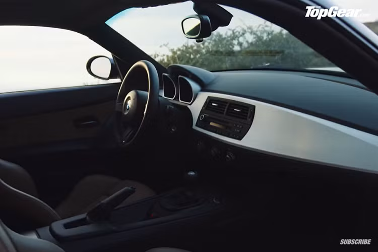 Dù không có gì thay đổi, song đây vẫn là một cabin đơn giản, phong cách, và tập trung vào người lái. Thân vỏ sợi carbon giúp Oletha có trọng lượng nhẹ chỉ khoảng 1,4 tấn.