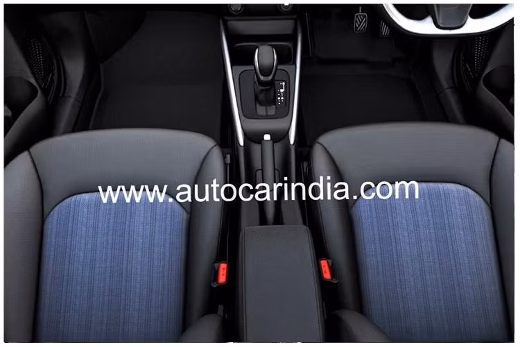 Đằng sau, Suzuki Baleno 2022 có thay đổi lớn ở cụm đèn hậu và cản sau. Trong đó, đèn hậu của xe được thiết kế hình chữ "C", gợi liên tưởng đến Honda Civic thế hệ cũ. Khi mua Suzuki Baleno 2022, khách hàng Ấn Độ có thể chọn 1 trong 6 màu sơn ngoại thất là trắng Pearl Arctic White, bạc Splendid Silver, xám Grandeur Grey, xanh dương Celestial Blue, đỏ Opulent Red và be Luxe Beige.