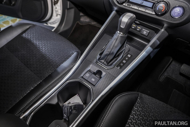 Đặc biệt, mẫu SUV hạng A này tiêu thụ lượng xăng cực thấp, chỉ 31,3 km/lít (khoảng 3,2 lít/100 km) theo tiêu chuẩn đo lường tại Malaysia. Con số này thấp hơn 40% so với Perodua Ativa dùng động cơ xăng thông thường.