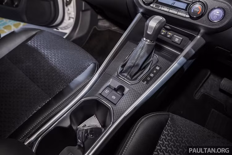 Đặc biệt, mẫu SUV hạng A này tiêu thụ lượng xăng cực thấp, chỉ 31,3 km/lít (khoảng 3,2 lít/100 km) theo tiêu chuẩn đo lường tại Malaysia. Con số này thấp hơn 40% so với Perodua Ativa dùng động cơ xăng thông thường.