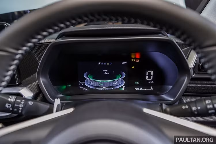 Bên trong xe, Perodua Ativa Hybrid được trang bị ghế bọc nỉ pha da, vô lăng tích hợp phím chức năng, bảng đồng hồ kỹ thuật số 7 inch, màn hình cảm ứng trung tâm 9 inch đặt nổi, nút bấm khởi động máy, điều hòa tự động, phanh tay điện tử và tự động giữ phanh tạm thời.