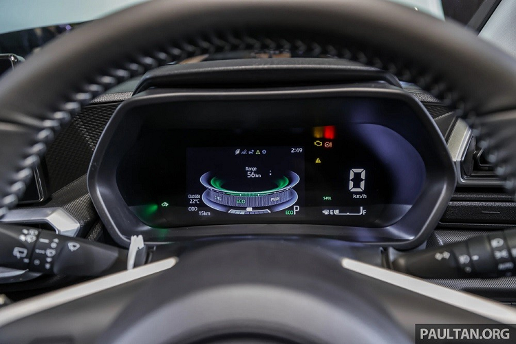 Bên trong xe, Perodua Ativa Hybrid được trang bị ghế bọc nỉ pha da, vô lăng tích hợp phím chức năng, bảng đồng hồ kỹ thuật số 7 inch, màn hình cảm ứng trung tâm 9 inch đặt nổi, nút bấm khởi động máy, điều hòa tự động, phanh tay điện tử và tự động giữ phanh tạm thời.