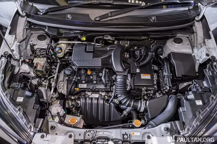 Tuy nhiên, động cơ xăng này không có tác dụng truyền động cho xe mà đóng vai trò máy phát điện để sạc cụm pin lithium-ion 4,3 Ah nằm bên dưới ghế sau. Trong khi đó, nhiệm vụ truyền động cho xe thuộc về mô-tơ điện nằm trên cầu trước, có công suất tối đa 105 mã lực và mô-men xoắn cực đại 170 Nm. Nhờ hệ truyền động này, Perodua Ativa Hybrid không cần dùng đến hộp số.