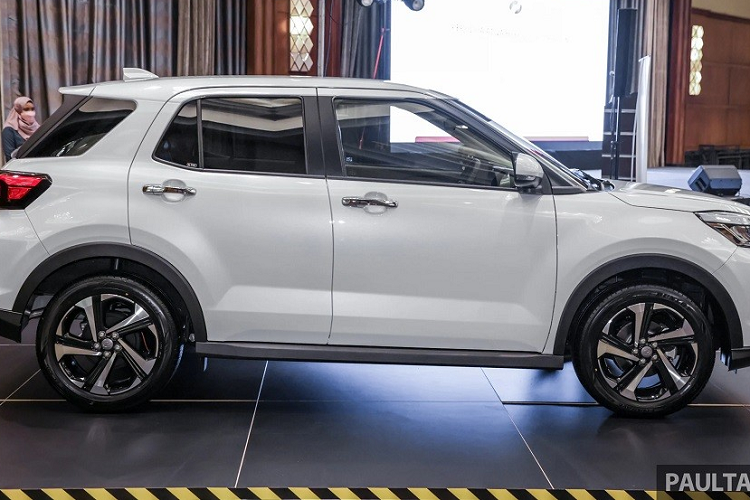 Khách hàng thuê xe Perodua Ativa Hybrid sẽ phải trả trước số tiền 2.150 RM (khoảng 11 triệu đồng). Bên cạnh đó là phí thuê xe hàng tháng chỉ 500 RM (2,6 triệu đồng) trong thời gian 5 năm. Những chi phí như bảo dưỡng (bao gồm cả hao mòn và hư hỏng), bảo hiểm hay phí đường bộ sẽ do hãng Pedorua chi trả. Những chiếc Ativa Hybrid cho thuê sẽ do hãng Perodua đứng tên thay vì khách hàng.