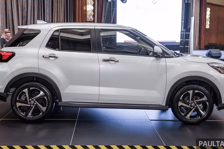 Khách hàng thuê xe Perodua Ativa Hybrid sẽ phải trả trước số tiền 2.150 RM (khoảng 11 triệu đồng). Bên cạnh đó là phí thuê xe hàng tháng chỉ 500 RM (2,6 triệu đồng) trong thời gian 5 năm. Những chi phí như bảo dưỡng (bao gồm cả hao mòn và hư hỏng), bảo hiểm hay phí đường bộ sẽ do hãng Pedorua chi trả. Những chiếc Ativa Hybrid cho thuê sẽ do hãng Perodua đứng tên thay vì khách hàng.