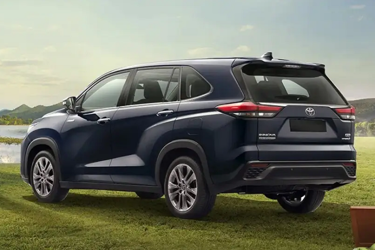 Tuy nhiên, Toyota Innova Hycross 2023 tại Ấn Độ lại không có một số tính năng của Innova Zenix như camera hành trình, cửa cốp chỉnh điện và điều khiển bằng giọng nói, 2 màn hình giải trí dành cho hàng ghế sau hay sạc điện thoại không dây. Trong khi đó, thiết kế ngoại thất và những trang bị còn lại của 2 mẫu MPV này về cơ bản là giống hệt nhau.