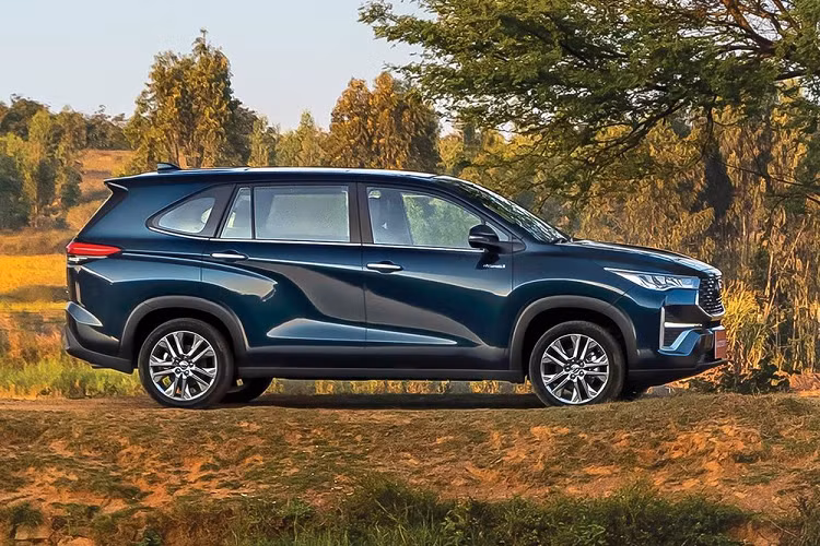 Con số tương ứng của Toyota Innova Hycross Hybrid 2023 là từ 2,401 - 2,897 triệu Rupee (686 - 828 triệu đồng). Như vậy, Toyota Innova Hycross 2023 tại Ấn Độ rẻ hơn đáng kể so với Innova Zenix ở Indonesia vốn có giá từ 419 - 604,15 triệu Rupiah (tương đương 632 - 912 triệu đồng).