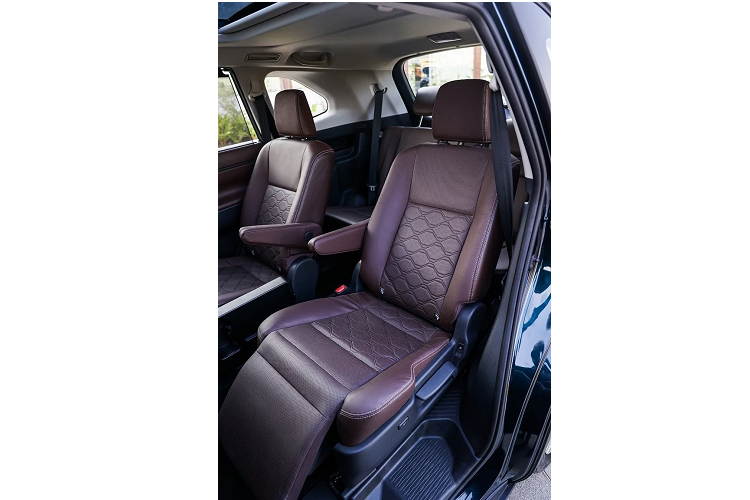 Cụ thể hơn, 3 màu sơn đen Blackish Ageha Glass Flake, đen Sparkling Black Pearl Crystal Shine và nâu đồng Avant Garde Bronze của xe ở Ấn Độ không có trên Toyota Innova Zenix 2023 tại Indonesia. Thứ hai là những khác biệt về trang bị giữa 2 mẫu xe.