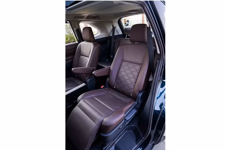 Cụ thể hơn, 3 màu sơn đen Blackish Ageha Glass Flake, đen Sparkling Black Pearl Crystal Shine và nâu đồng Avant Garde Bronze của xe ở Ấn Độ không có trên Toyota Innova Zenix 2023 tại Indonesia. Thứ hai là những khác biệt về trang bị giữa 2 mẫu xe.