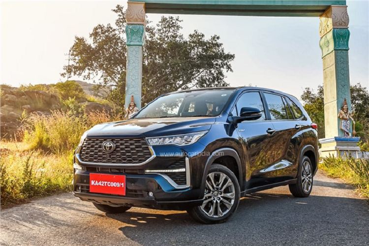 Thứ hai là hệ truyền động hybrid với máy xăng 4 xi-lanh, dung tích 2.0L, sản sinh công suất tối đa 152 mã lực và mô-men xoắn cực đại 187 Nm. Động cơ này kết hợp với mô-tơ điện, cụm pin Ni-MH và hộp số e-CVT, sản sinh công suất tổng cộng 184 mã lực.