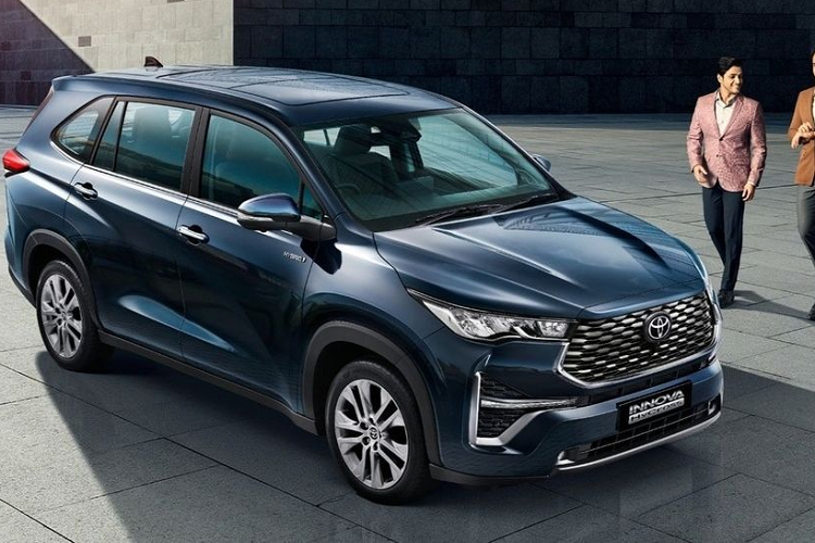 Tiếp đến là cửa sổ trời toàn cảnh Panorama, hệ thống đèn viền LED nội thất, 2 ghế thương gia ở hàng ghế giữa, màn hình cảm ứng trung tâm 10,1 inch, hỗ trợ Apple CarPlay/Android Auto và bảng đồng hồ với màn hình đa thông tin 4,2 inch.