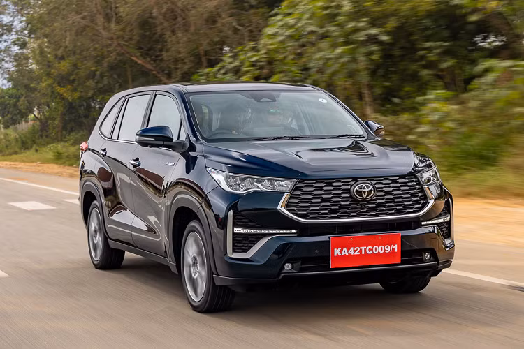 Gói công nghệ an toàn chủ động Toyota Safety Sense, bao gồm những tính năng như hỗ trợ giữ làn đường, hệ thống kiểm soát hành trình thích ứng, cảnh báo phương tiện cắt ngang khi lùi và cảnh báo tiền va chạm, cũng có trên Toyota Innova Hycross 2023 ở thị trường Ấn Độ.