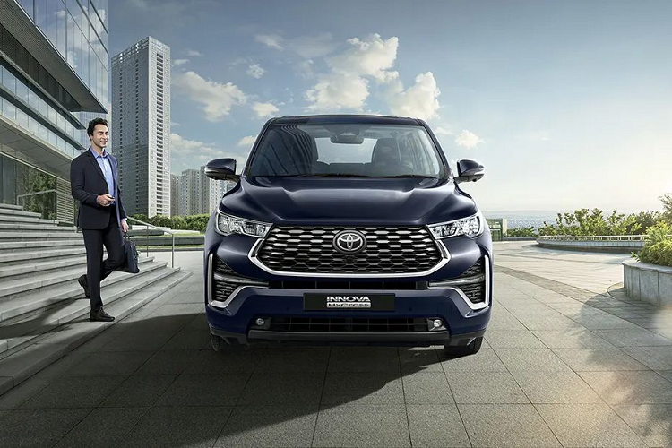 Toyota Innova 2023 tại Việt Nam cũng có 2 loại động cơ như trên và được bán song song với thế hệ cũ nhưng nhắm đến đối tượng khách hàng gia đình hơn là chạy dịch vụ. Vào hồi đầu tháng 12 năm nay, các đại lý tại Việt Nam cũng đã bắt đầu nhận cọc cho Toyota Innova mới.
