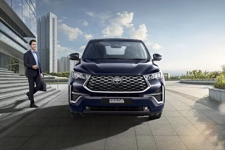 Toyota Innova 2023 tại Việt Nam cũng có 2 loại động cơ như trên và được bán song song với thế hệ cũ nhưng nhắm đến đối tượng khách hàng gia đình hơn là chạy dịch vụ. Vào hồi đầu tháng 12 năm nay, các đại lý tại Việt Nam cũng đã bắt đầu nhận cọc cho Toyota Innova mới.