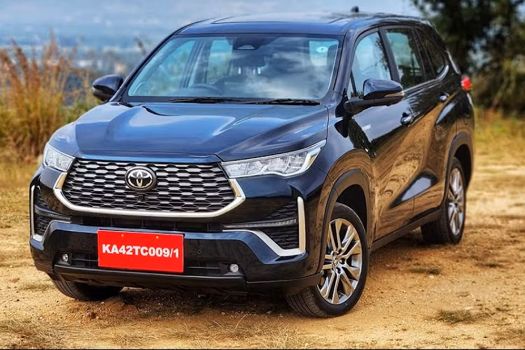 Thêm vào đó là 6 túi khí, hệ thống cảnh báo điểm mù, camera 360 độ, phanh tay điện tử và tính năng tự động giữ phanh tạm thời. Tương tự xe ở Indonesia, Toyota Innova Hycross 2023 tại Ấn Độ sẽ có 2 tùy chọn động cơ. Thứ nhất là động cơ xăng 4 xi-lanh, dung tích 2.0L với công suất tối đa 172 mã lực và mô-men xoắn cực đại 205 Nm. Động cơ đi với hộp số biến thiên vô cấp CVT.