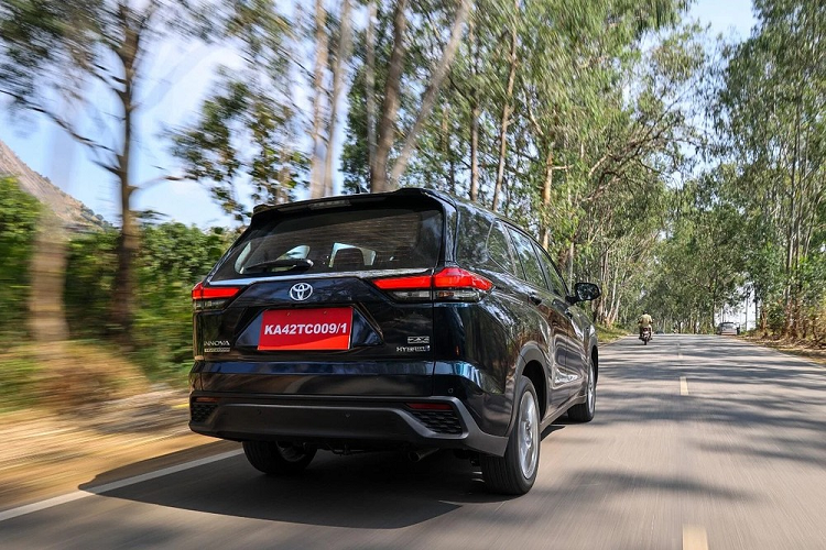 Theo đó, tại Ấn Độ, mẫu MPV này có 8 bản trang bị, chia đều cho 2 phiên bản máy xăng và hybrid. Giá xe Toyota Innova Hycross 2023 máy xăng ở Ấn Độ dao động từ 1,83 - 1,92 triệu Rupee (khoảng 523 - 549 triệu đồng).