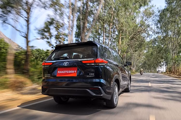 Theo đó, tại Ấn Độ, mẫu MPV này có 8 bản trang bị, chia đều cho 2 phiên bản máy xăng và hybrid. Giá xe Toyota Innova Hycross 2023 máy xăng ở Ấn Độ dao động từ 1,83 - 1,92 triệu Rupee (khoảng 523 - 549 triệu đồng).