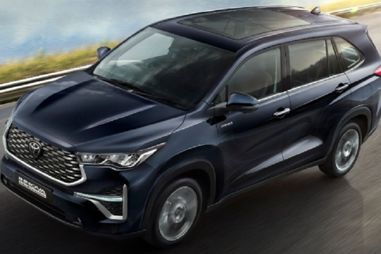 Toyota Innova Hycross 2023 tại Ấn Độ cũng sử dụng đèn pha LED, dải đèn LED định vị ban ngày kiêm đèn báo rẽ tích hợp vào khe gió giả trên cản trước, đèn sương mù nằm bên trong hốc gió trung tâm, vành hợp kim 18 inch và đèn hậu LED kết hợp Halogen.