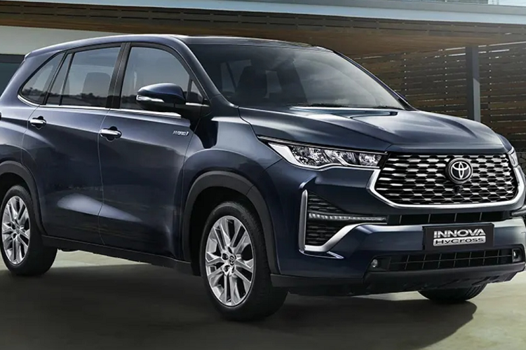 Ngoài ra, người dùng Toyota Innova Hycross 2023 tại Ấn Độ có thể điều khiển một số tính năng của xe từ xa thông qua ứng dụng trên điện thoại thông minh như khởi động máy, bật điều hòa, mở cửa và khóa cửa. Ứng dụng này cũng cho phép người dùng xem lịch sử vận hành của xe.