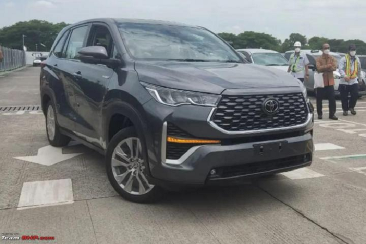 Theo tin đồn, Toyota Innova thế hệ mới sẽ ra mắt Việt Nam vào nửa đầu năm sau với tên gọi Innova Hycross giống xe ở Ấn Độ hoặc rút gọn thành Innova Cross.