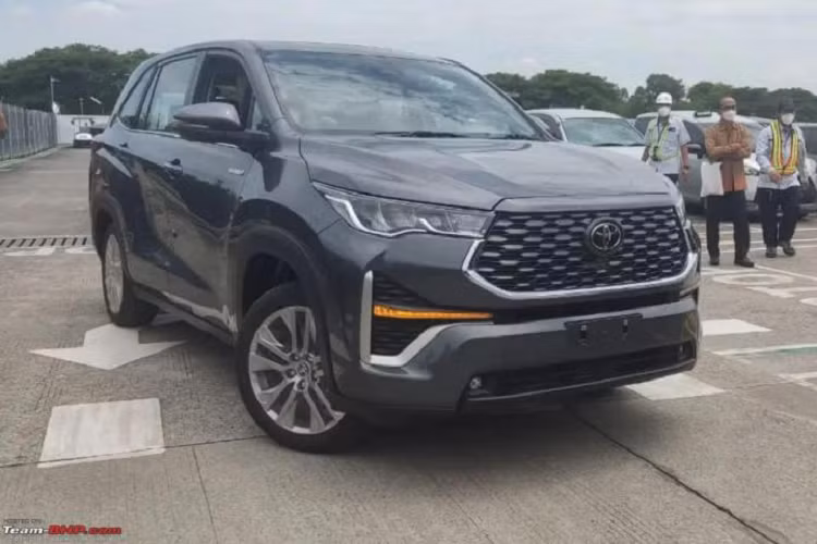 Theo tin đồn, Toyota Innova thế hệ mới sẽ ra mắt Việt Nam vào nửa đầu năm sau với tên gọi Innova Hycross giống xe ở Ấn Độ hoặc rút gọn thành Innova Cross.