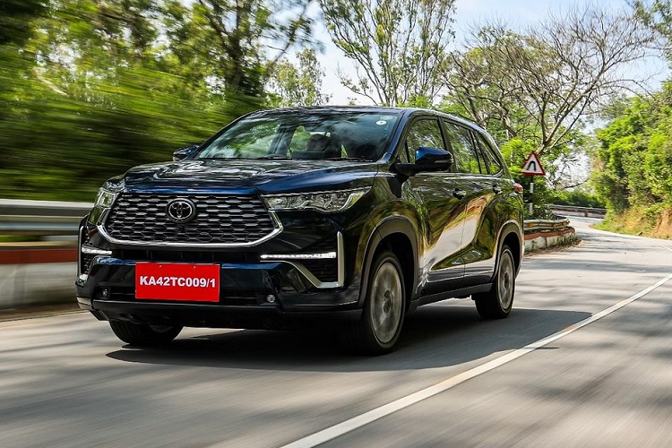 Vào hồi tháng 11/2022, hãng Toyota đã giới thiệu Innova thế hệ mới ở thị trường Ấn Độ dưới cái tên riêng Innova Hycross. Sau 1 tháng, giá bán của Toyota Innova Hycross 2023 mới ở thị trường Ấn Độ mới được công bố.