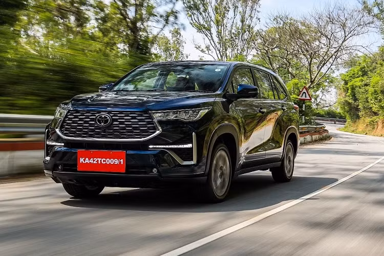 Vào hồi tháng 11/2022, hãng Toyota đã giới thiệu Innova thế hệ mới ở thị trường Ấn Độ dưới cái tên riêng Innova Hycross. Sau 1 tháng, giá bán của Toyota Innova Hycross 2023 mới ở thị trường Ấn Độ mới được công bố.