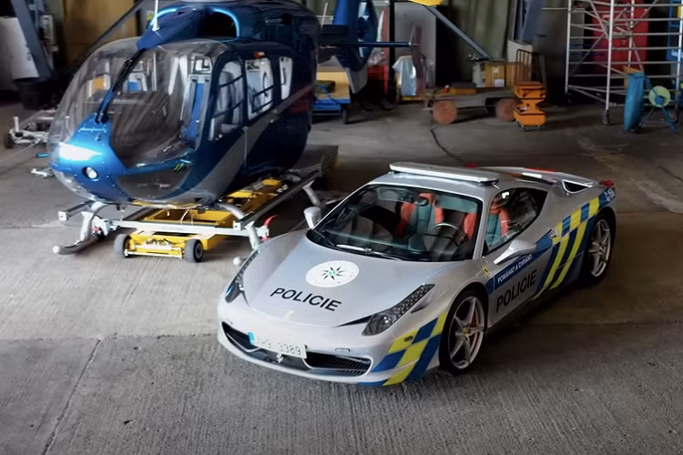 Được biết, chi phí để "biến hình" siêu xe Ferrari 458 Italia thành xe cảnh sát là khoảng 14.000 USD (khoảng 327 triệu đồng). Chiếc xe này sẽ được sử dụng bởi lực lượng cảnh sát đã qua đào tạo chuyên sâu, để phục vụ tuần tra.