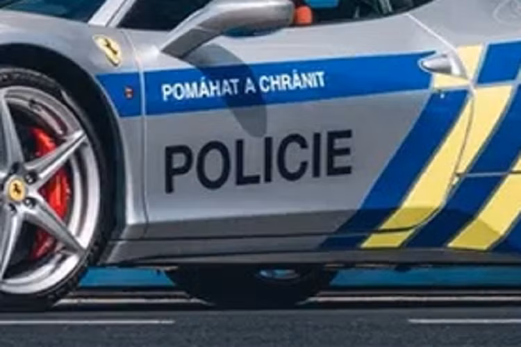 Cảnh sát Cộng hòa Séc nhấn mạnh chiếc Ferrari 458 Italia đời 2011 có giá tới 181.000 USD (khoảng 4,23 tỷ đồng) này không phải là siêu xe đắt đỏ nhất mà họ từng tịch thu của tội phạm để phục vụ mục đích công.