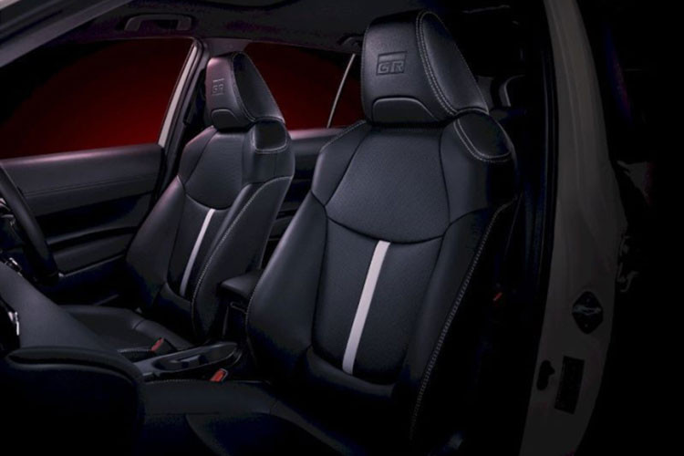 Thay đổi còn lại dành cho dòng Toyota Yaris Cross 2022 ở thị trường Nhật Bản là gương chiếu hậu chống chói tự động, tích hợp camera hành trình tùy chọn cho mọi phiên bản. Trong khi đó, động cơ của mẫu SUV cỡ nhỏ này không có gì mới mẻ.