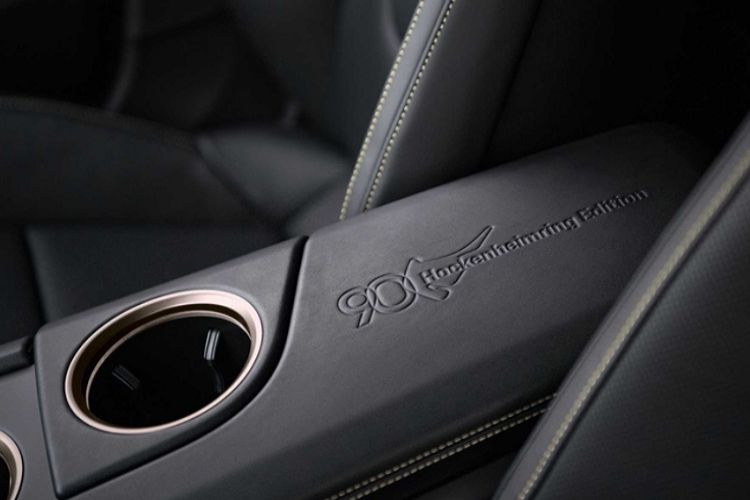 Di chuyển vào bên trong, chiếc xe điện đặc biệt có nội thất bọc da đen đi kèm các chi tiết tương phản màu xanh lá Island Green và nhiều bề mặt ốp gỗ cao cấp Paldao, nhấn mạnh thêm sự sang trọng của xe.