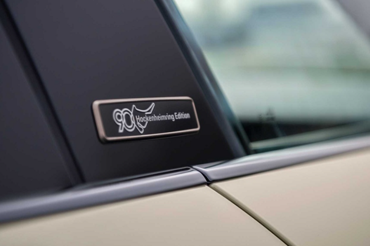 Về truyền động, không có thay đổi nào cả, phiên bản Taycan GTS Hockenheimring vẫn dùng động cơ điện kép cho công suất 590 mã lực, cho phép xe tăng tốc từ 0 - 96 km/h chỉ trong 3,5 giây.