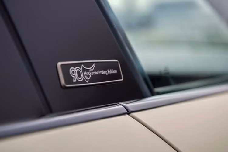 Về truyền động, không có thay đổi nào cả, phiên bản Taycan GTS Hockenheimring vẫn dùng động cơ điện kép cho công suất 590 mã lực, cho phép xe tăng tốc từ 0 - 96 km/h chỉ trong 3,5 giây.