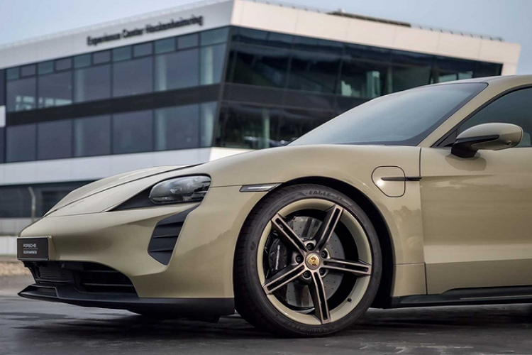 Đi kèm là bộ pin 93,4W cùng nhiều công nghệ mới của Porsche được áp dụng. Mức giá xe Porsche Taycan GTS Hockenheimring Edition hiện vẫn chưa được công bố chính thức.