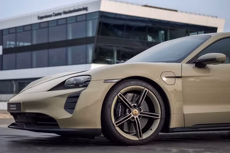 Đi kèm là bộ pin 93,4W cùng nhiều công nghệ mới của Porsche được áp dụng. Mức giá xe Porsche Taycan GTS Hockenheimring Edition hiện vẫn chưa được công bố chính thức.