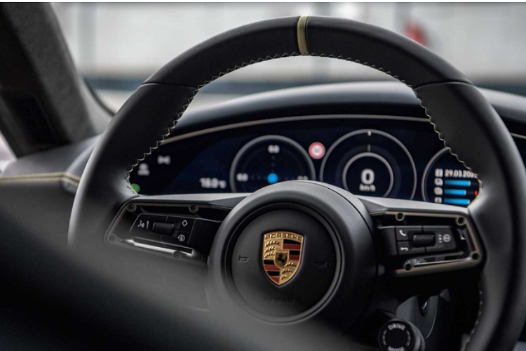 Xe được trang bị vô lăng thể thao đa chức năng GT có các đường chỉ khâu và vạch 12 giờ màu xanh lá Island Green, logo kỷ niệm với dòng chữ "90 Jahre Hockenheimring" xuất hiện ở nắp đậy của ngăn chứa đồ trong bảng điều khiển trung tâm hay trên chìa khóa xe.