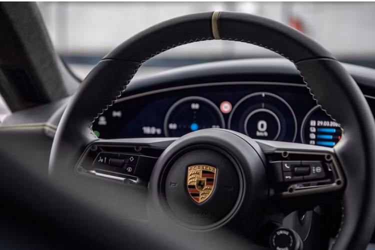 Xe được trang bị vô lăng thể thao đa chức năng GT có các đường chỉ khâu và vạch 12 giờ màu xanh lá Island Green, logo kỷ niệm với dòng chữ "90 Jahre Hockenheimring" xuất hiện ở nắp đậy của ngăn chứa đồ trong bảng điều khiển trung tâm hay trên chìa khóa xe.