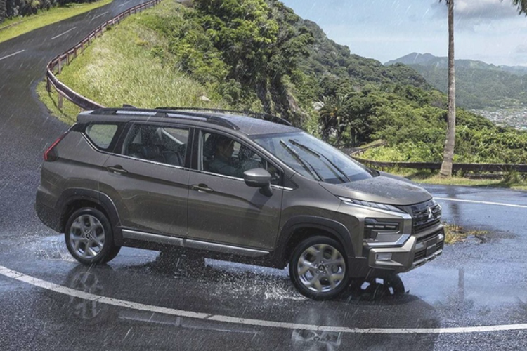 Tại Indonesia, Mitsubishi Xpander Cross 2023 được trang bị động cơ xăng 1.5L hút khí tự nhiên cho công suất 103 mã lực và mô-men xoắn 141 Nm, đi kèm hộp số sàn 5 cấp hoặc CVT.