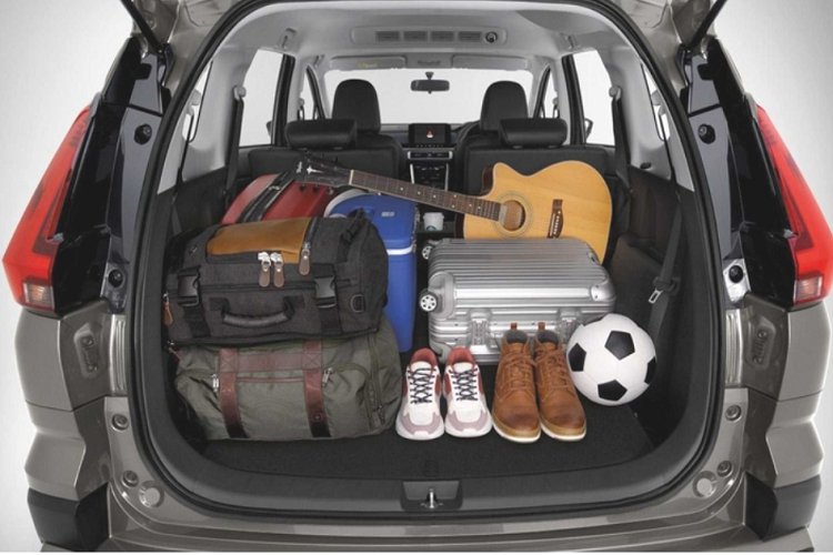 Ở phía sau, đèn hậu được cập nhật, mang lại cho chiếc minivan lai SUV một vẻ ngoài hiện đại hơn. Xpander Cross 2023 cũng nhận được màu sơn ngoại thất xanh lục Green Bronze Metallic tươi mới. Với khoảng sáng gầm xe tối thiểu là 220 mm, chiếc xe gia đình sẽ có thể dễ dàng xử lý những con đường gập ghềnh.