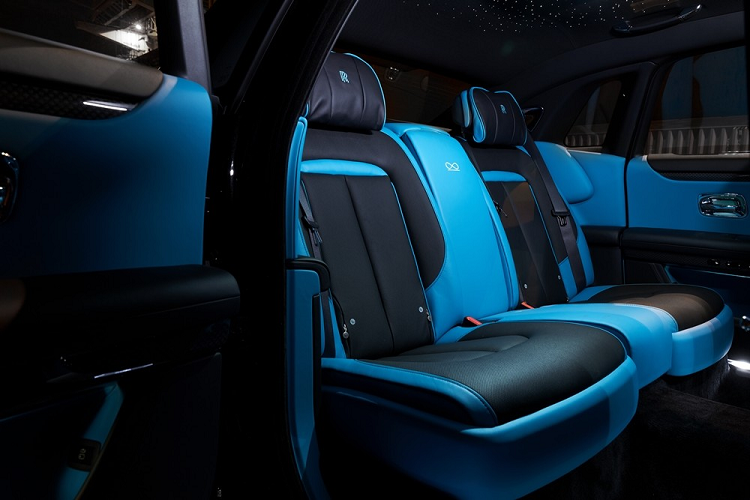 Rolls-Royce Ghost Black Badge thế hệ mới cũng được trang bị bộ mâm là thương hiệu của phiên bản này với chất liệu nhôm kết hợp cùng 44 lớp sợi carbon tăng vẻ cá tính cho ngoại hình xe.